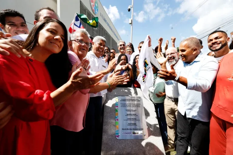 Governador inaugura escola de tempo integral e autoriza pacote de obras em Mata de São João
