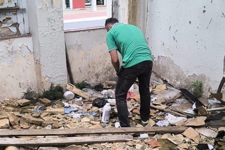 Ação de combate a roedores é realizada em terreno com infestação na avenida Senhor dos Passos