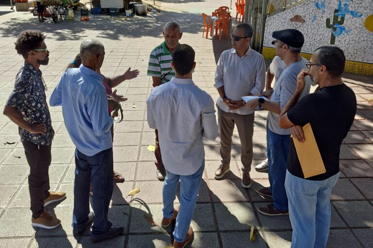 Reunião debate construção de quiosques para fotógrafos lambe-lambe na Praça Bernardino Bahia