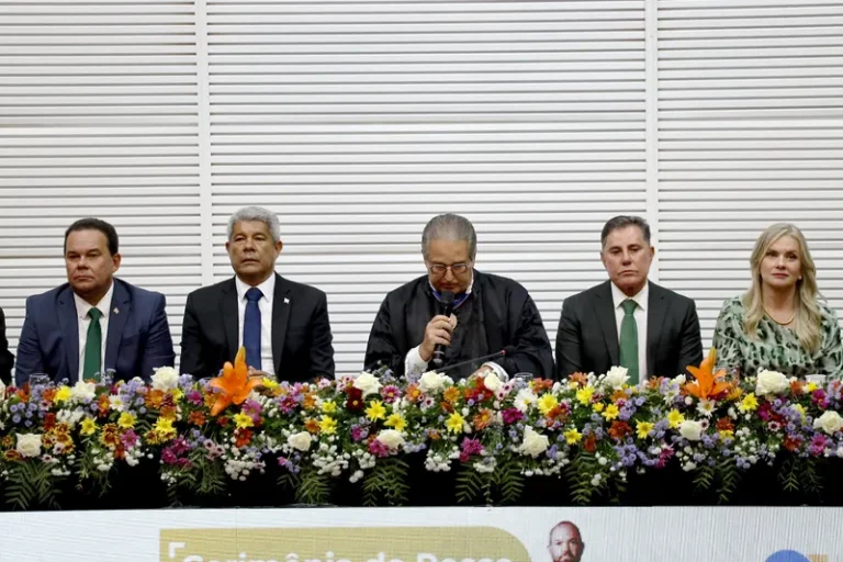 Governador destaca papel da Justiça Eleitoral durante posse da nova presidência do TRE-BA