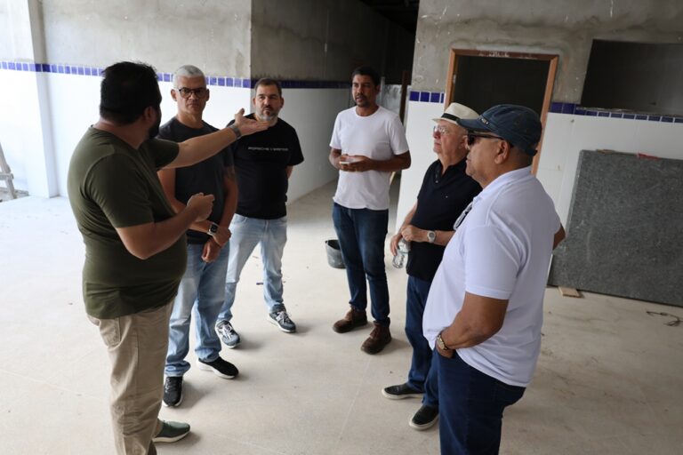Prefeito vistoria construção da Escola Timóteo Ferreira da Silva; obra atinge 75% de execução