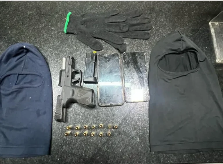 PM prende homens por porte ilegal de arma de fogo em Eunápolis