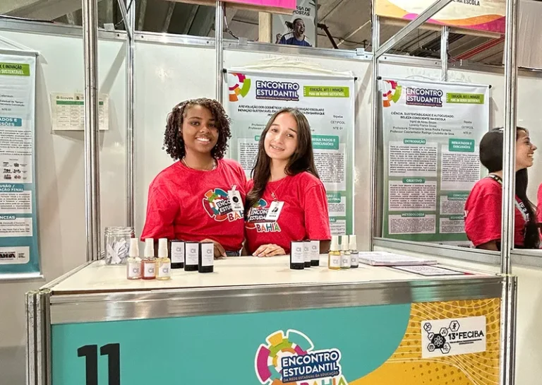 Estudantes baianas desenvolvem perfume em formato de bastão