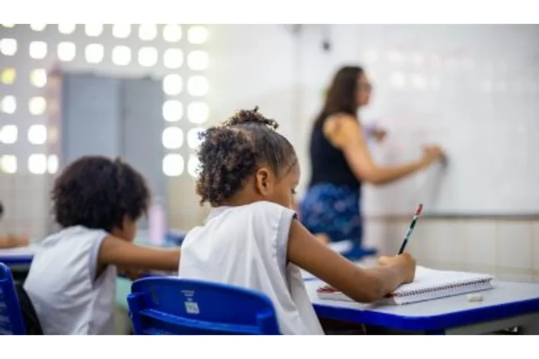 Prefeitura sanciona lei que garante reajuste salarial dos professores