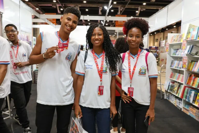 Bienal: SEC investe R$ 1,5 milhão em vales-livros para estudantes e professores da rede estadual
