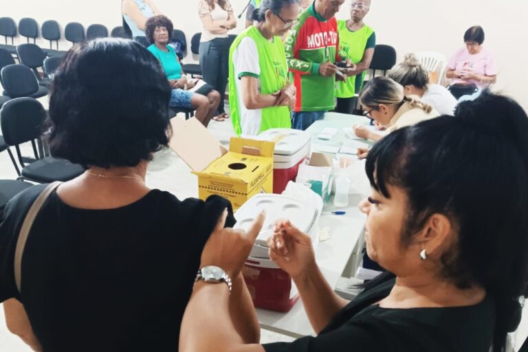 Idosos do Centro Zazinha Cerqueira recebem vacinação contra a influenza