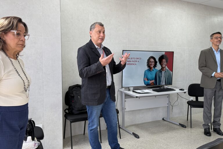 Parceria entre SEDUC e ACBEU fortalece ensino bilíngue em escolas municipais