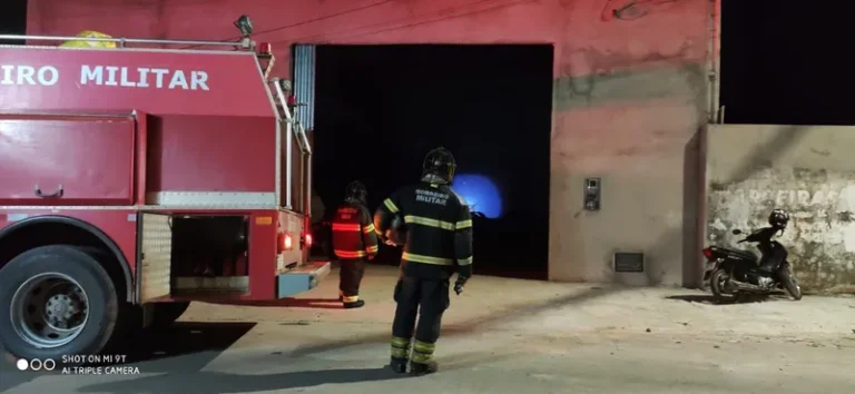 Bombeiros do 17º BBM combatem incêndio em galpão de pneus em Barreiras