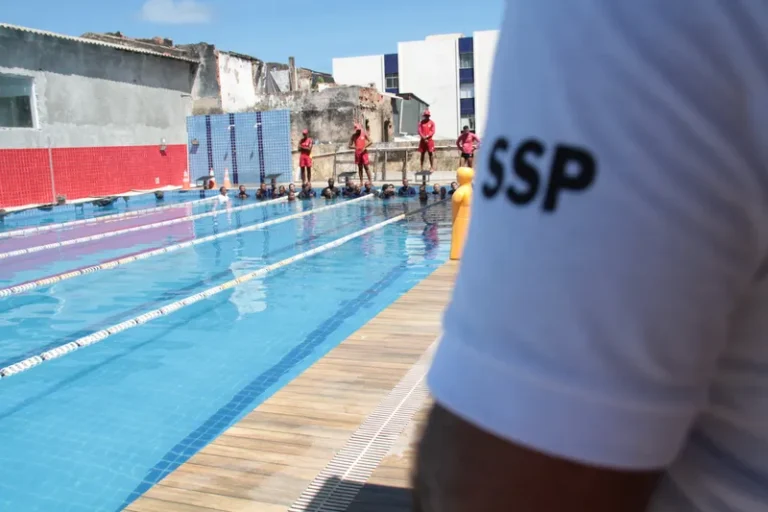 Assistência Militar participa de atividade de aprimoramento em salvamento aquático no Bmar