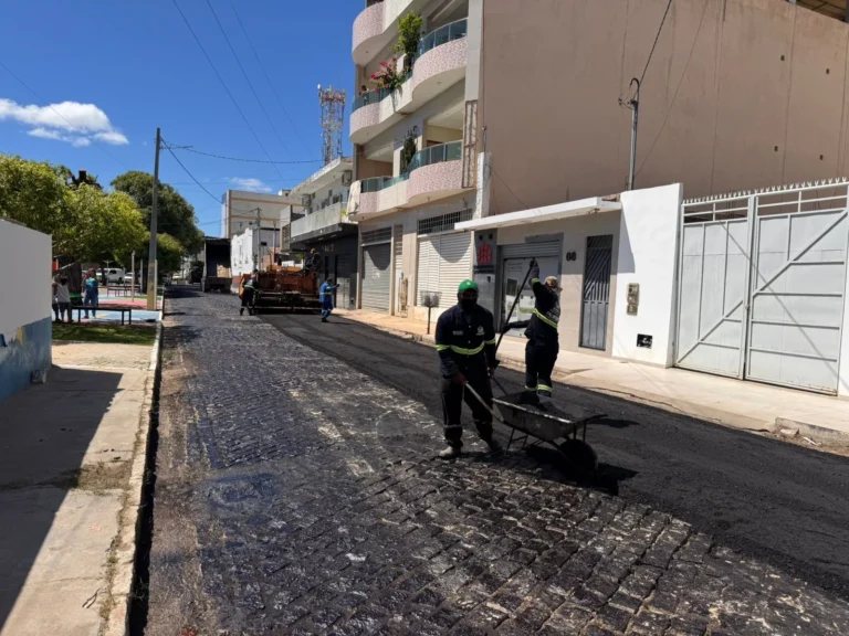 Projua: Prefeitura de Juazeiro conclui asfaltamento no entorno da Praça Hermenegildo Brandão no Alagadiço