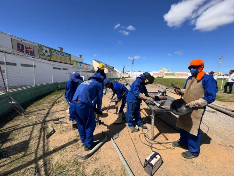 Prefeitura de Juazeiro inicia instalação de nova torre de iluminação no Adauto Moraes