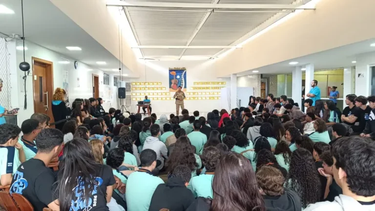 Grupo de Teatro da PM apresenta esquete para quase 200 alunos sobre bullying
