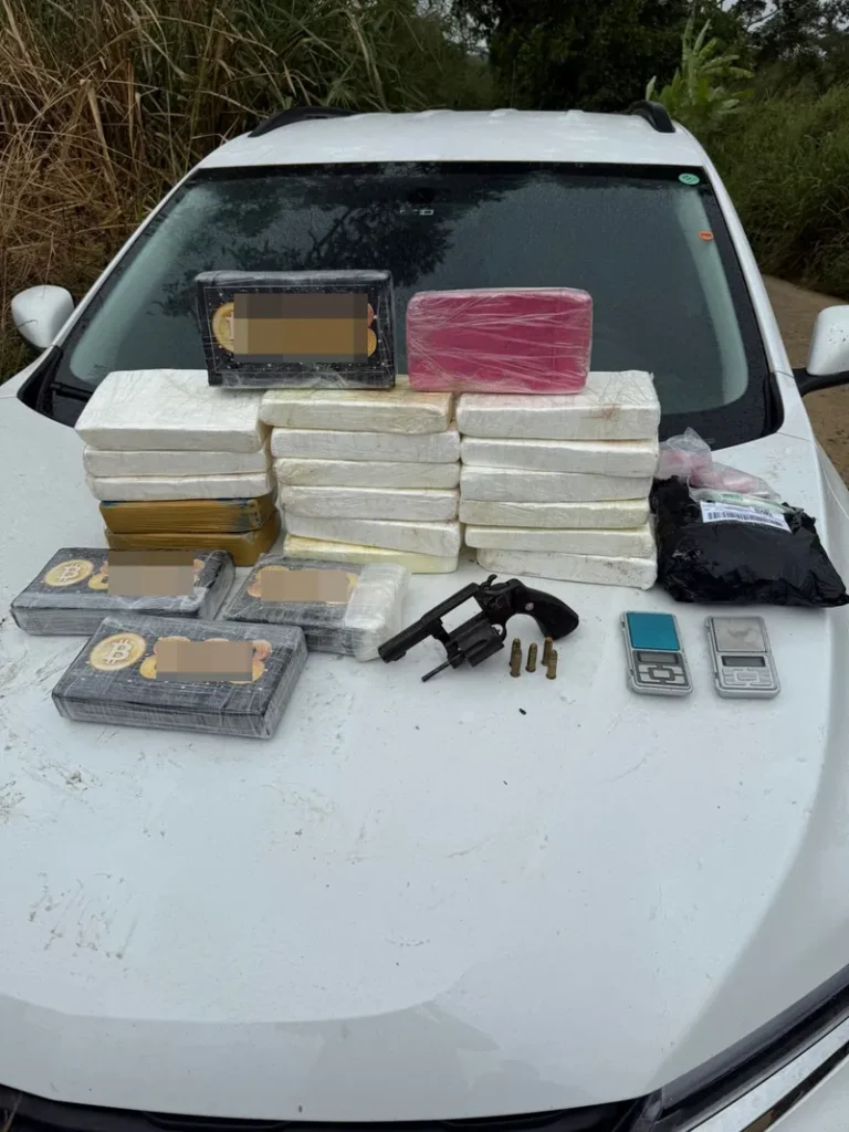 15º BPM apreende 22kg de drogas e revólver em Itabuna