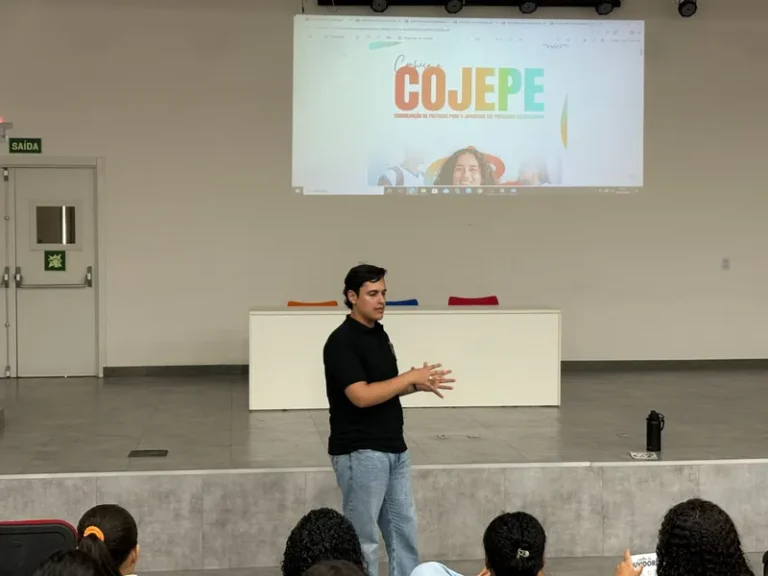 Jovens passam por formação para assumir papéis de liderança estudantil