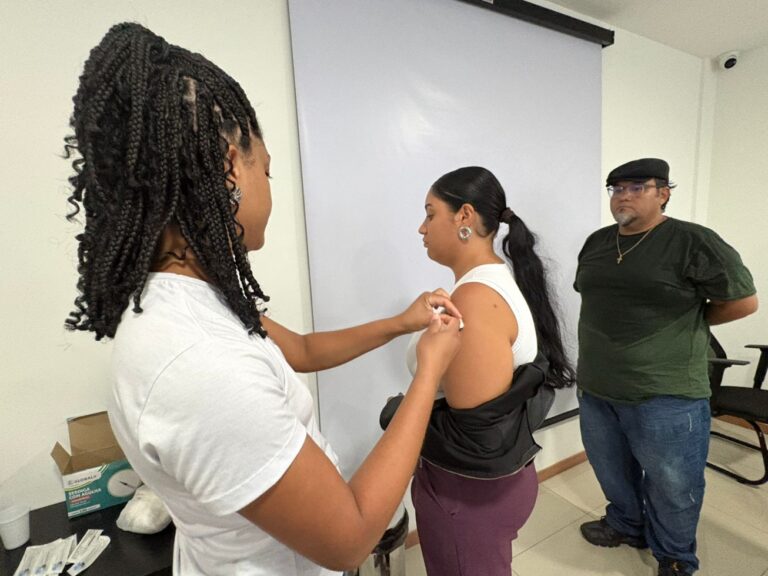 Secretaria Municipal de Saúde vacina colaboradores contra influenza