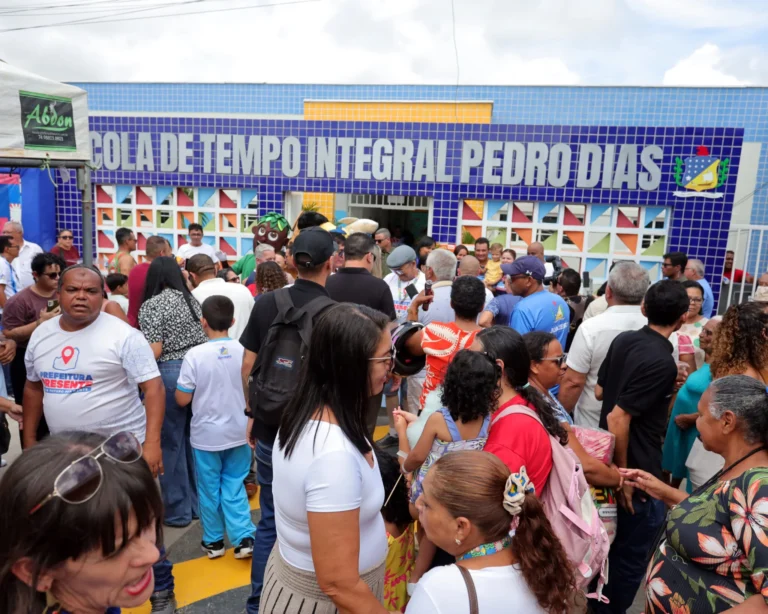 Com investimento de mais de R$ 400 mil, Juazeiro entrega escola requalificada e kits escolares em Carnaíba