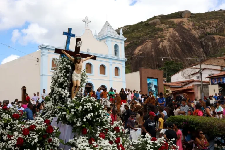 Em Milagres, Jerônimo Rodrigues une devoção, cultura e entregas para mobilidade e saúde