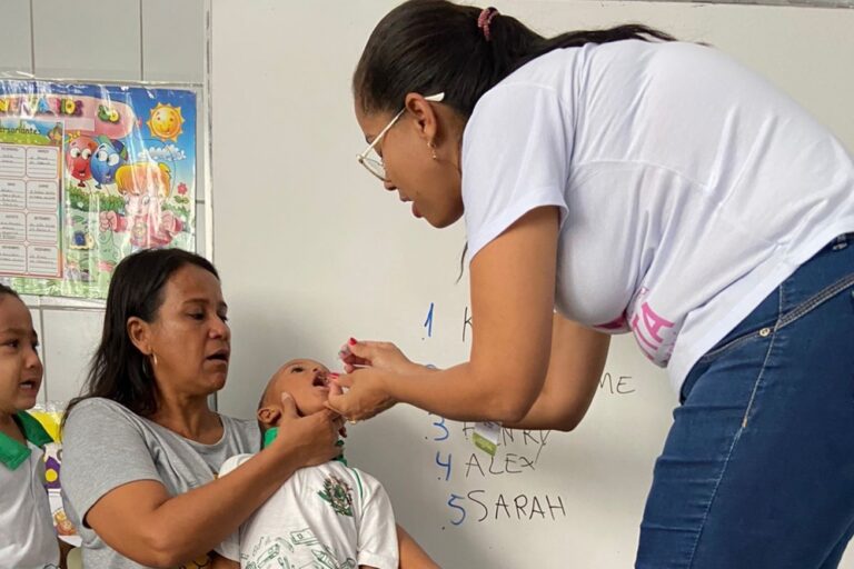 Saúde intensifica atualização da caderneta de vacinação em escolas da rede pública