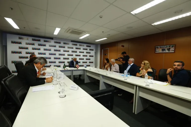 Poções recebe novos equipamentos e governador discute avanços para o município