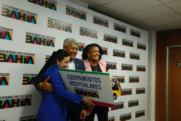 Governo se reúne com prefeita de Dário Meira e entrega veículos