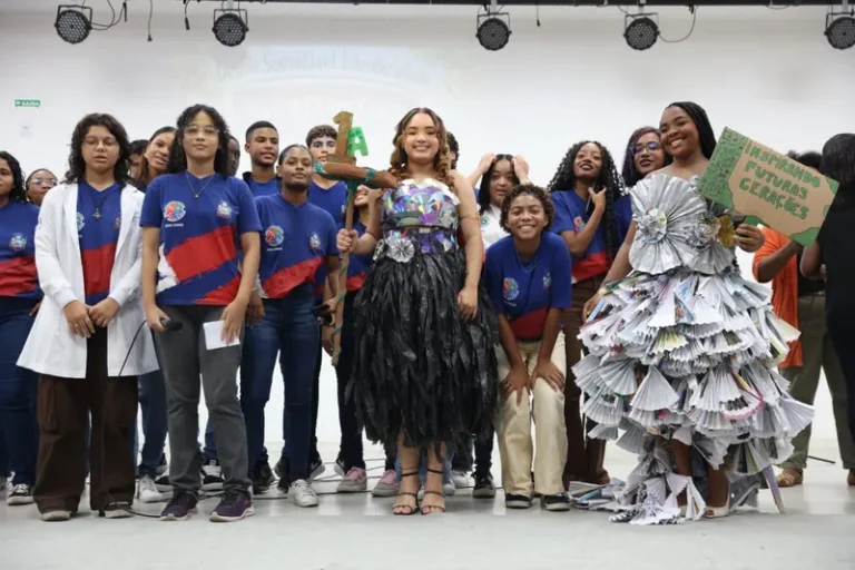 Arte, ciência e papel feminino na defesa do meio ambiente marcam desfile em colégio estadual de Salvador