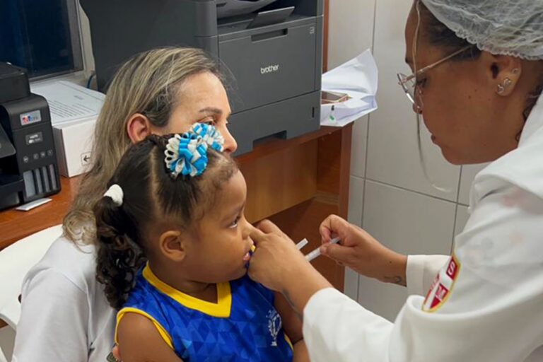 Alunos da Escola Tia Ana Lúcia recebem ação de vacinação da Secretaria de Saúde