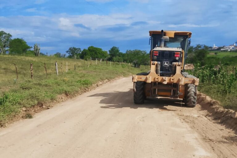 Prefeitura de Feira garante patrolamento de estradas da zona rural