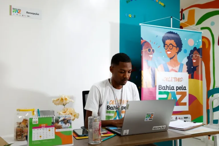 Programa Bahia pela Paz atua em comunidades e amplia trajetórias de jovens baianos: ‘enxerga a juventude preta e periférica’