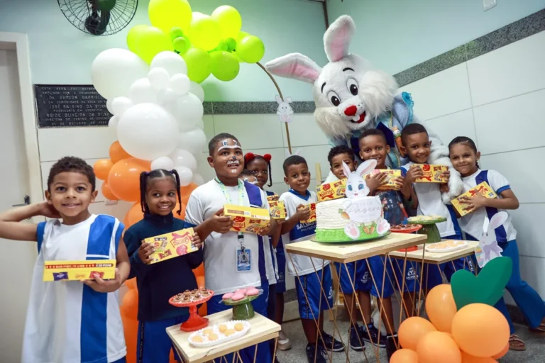 Alunos da rede municipal recebem caixas de chocolate em celebração à Páscoa