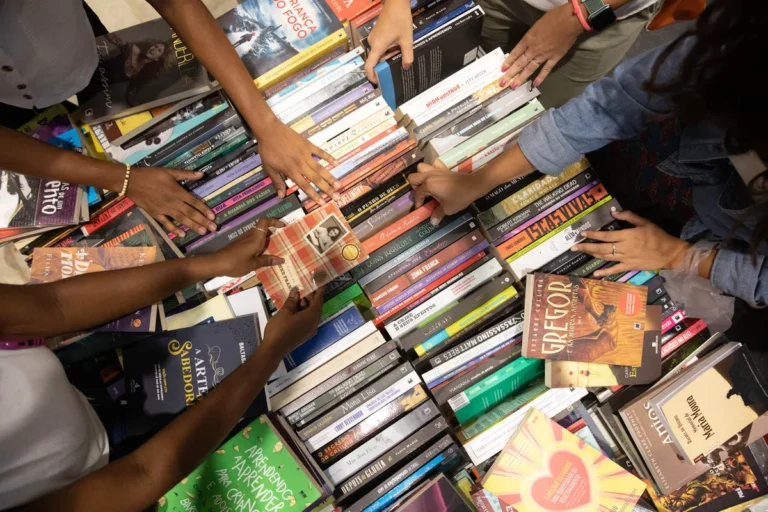 Com direito a vale-livro, 10 mil estudantes da rede municipal de Salvador visitarão a Bienal