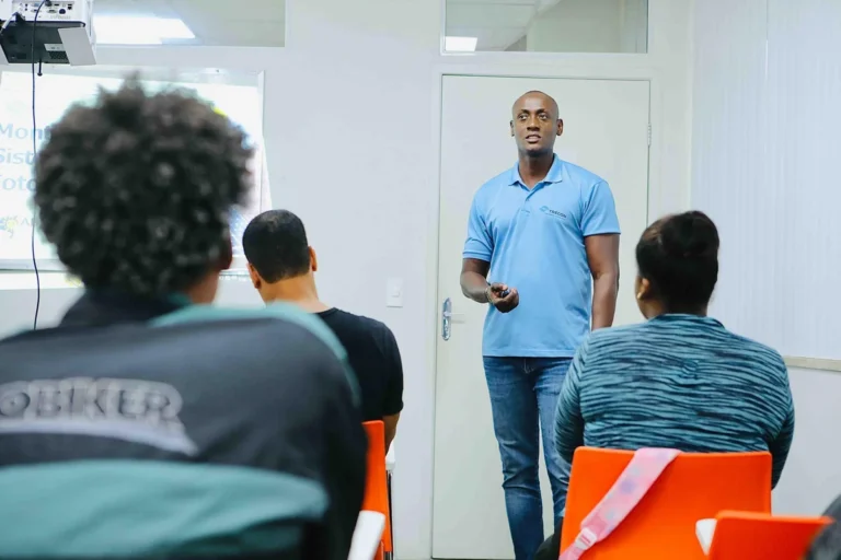 Prefeitura de Salvador inscreve para curso gratuito de eletrônica veicular com vagas ligadas à BYD