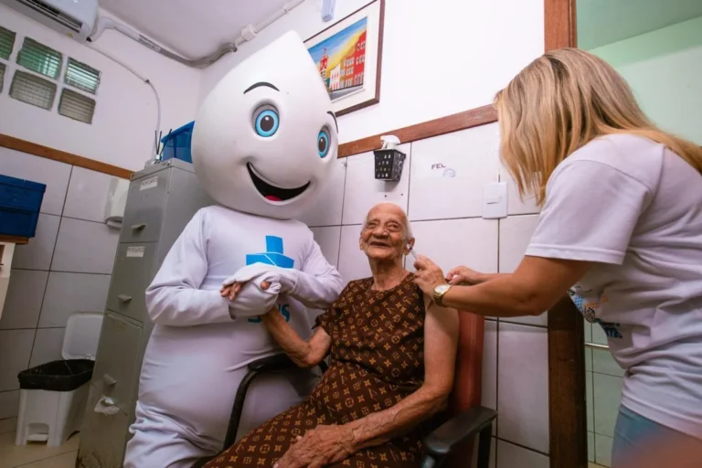 Vacina contra a gripe segue disponível nas unidades; SMS reforça convocação do grupo prioritário