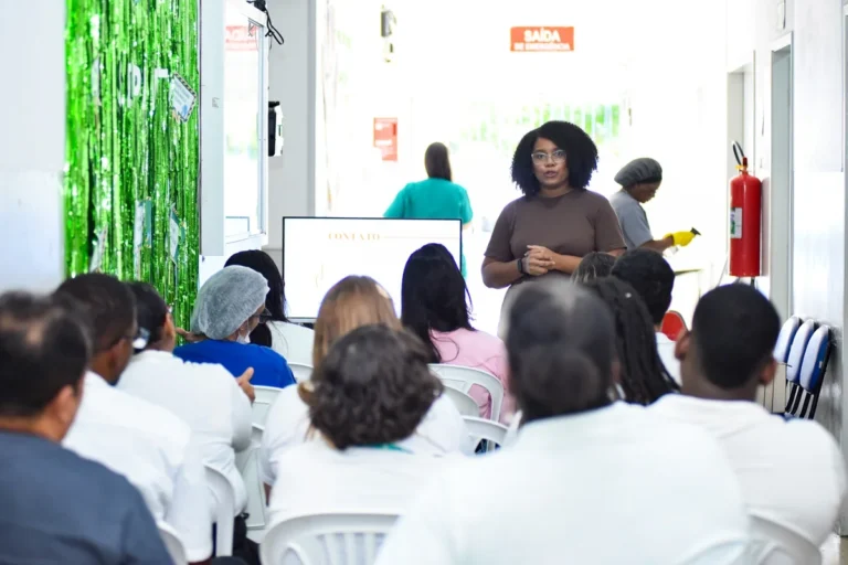 Profissionais de saúde do município participam de palestra sobre impactos do assédio na saúde mental