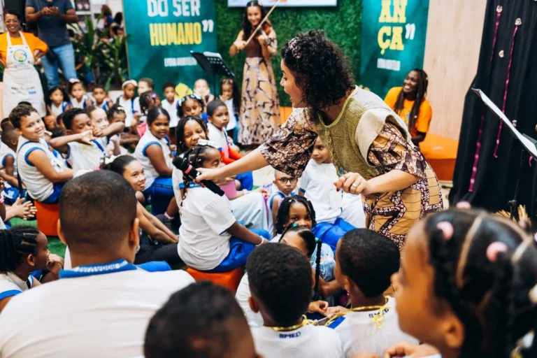 Mais de mil pessoas visitam estande do Mundo Encantado da Criança na Bienal do Livro em menos de 24 horas de programação