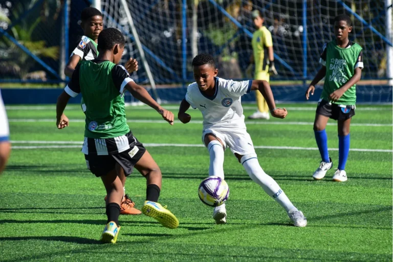 Prefeitura inaugura campo com grama sintética nos Barris pelo programa Bora Bahêa Meu Bairro