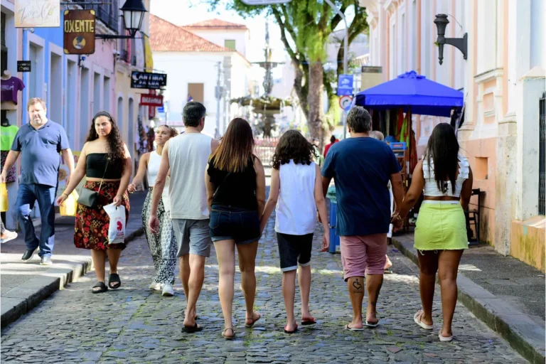 Verão mantém alta do turismo em Salvador e movimenta R$ 7,6 bilhões na economia da capital baiana