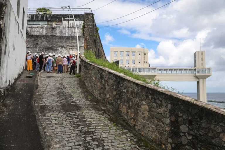 Caminhada guiada na Ladeira da Misericórdia debate memória urbana em Salvador
