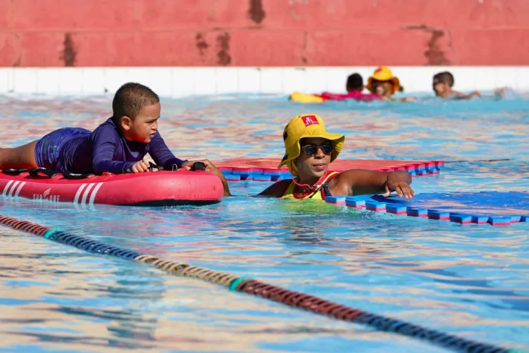 Prefeitura de Salvador lança projeto de piscina assistida para crianças com autismo e amplia ações de inclusão
