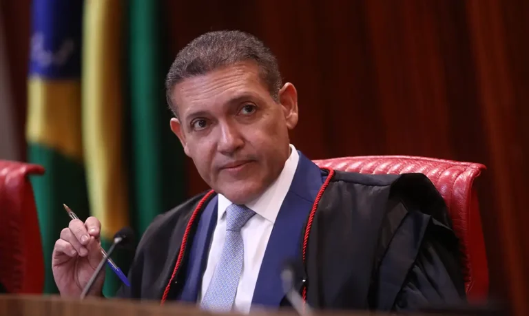 Nunes Marques toma posse na presidência do TSE; Mendonça será vice