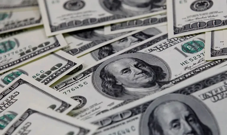 Dólar cai para R$ 4,98, e bolsa sobe em dia de alívio