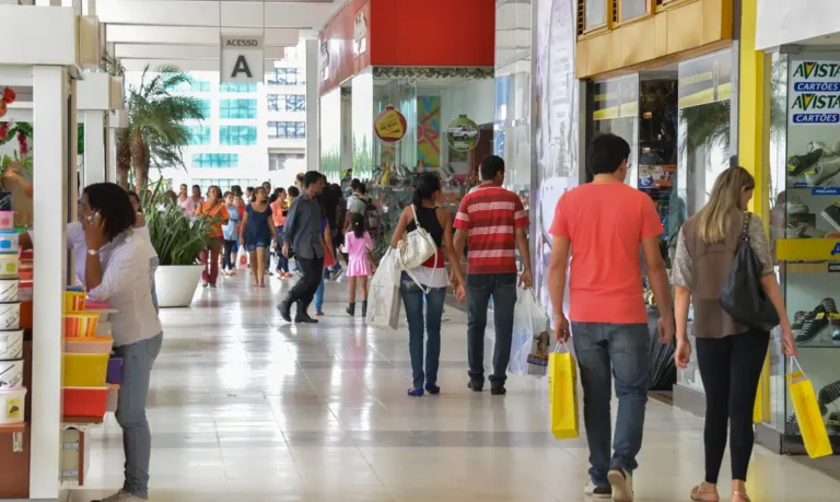 Atividade econômica cai 0,7% em março. Desaceleração é atribuída à guerra do Irã