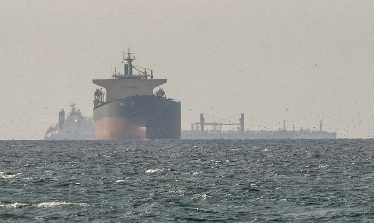 Irã nega passagem de navios dos EUA por Ormuz e petróleo dispara