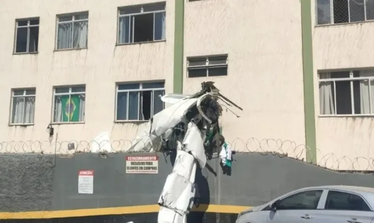 Avião bimotor cai e bate em prédio em Belo Horizonte