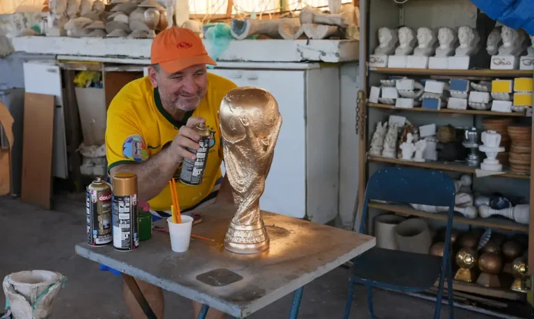 Artesão do RJ faz troféus da Copa e espera que o Brasil fature o hexa