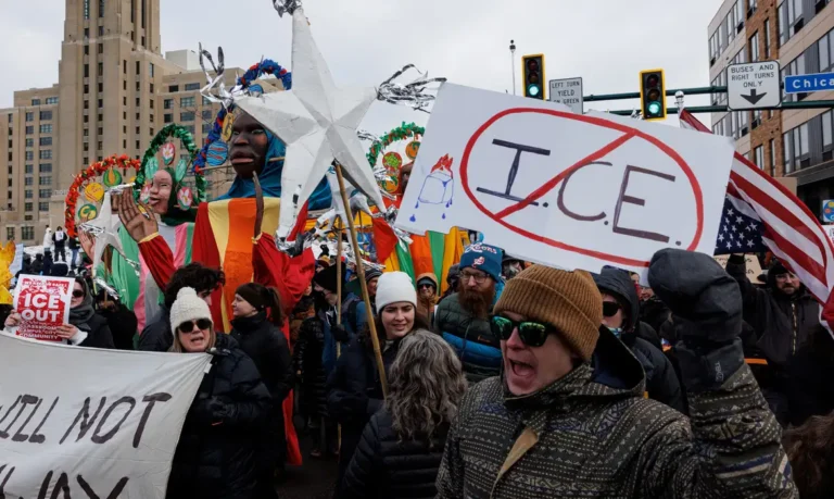 Procuradoria de Minnesota acusa agente do ICE de atirar em imigrante