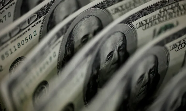 Dólar cai a R$ 4,91 e fecha no menor valor em 27 meses