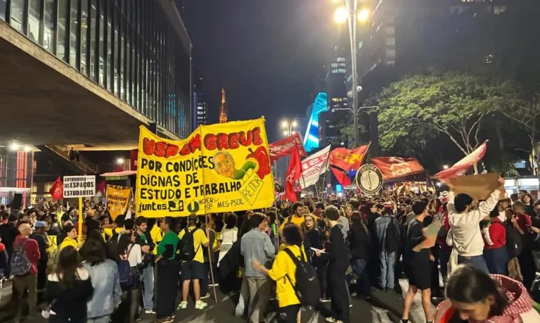 Alunos da USP fazem protesto cobrando diálogo com a reitoria