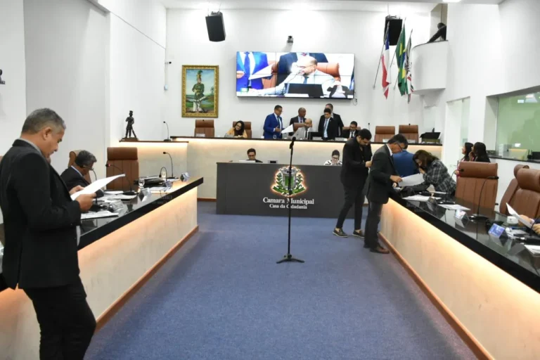 Câmara de Feira aprova proibição de privatização de vagas em recuos de calçadas