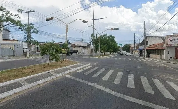Indicações solicitam terceiro tempo em semáforo e manutenção de campo esportivo em Feira