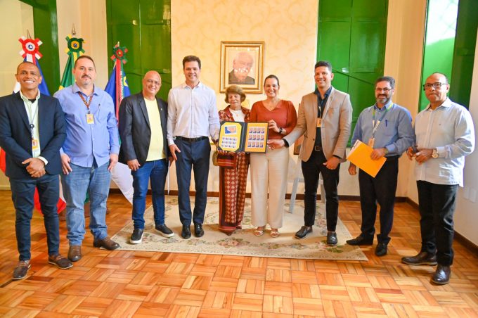 Família de José Pedral Sampaio recebe selo comemorativo em homenagem ao centenário do ex-prefeito